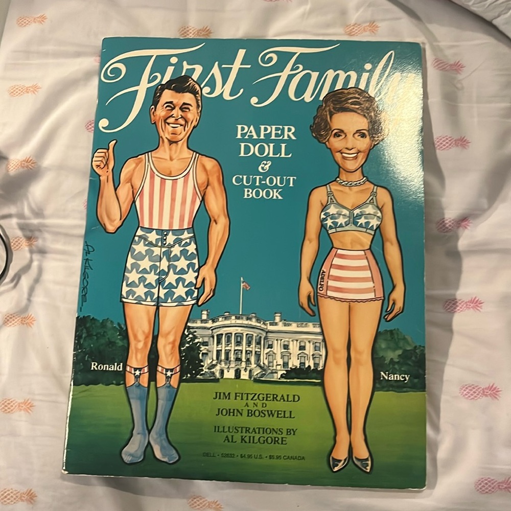 EUC Vintage First Family Ronald & Nancy Reagan Paper Dolls & Cut-Out Book Uncut